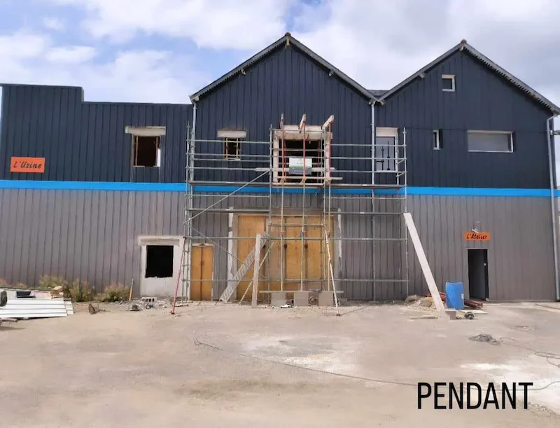 façade d'un batiment industriel en rénovation à Camors