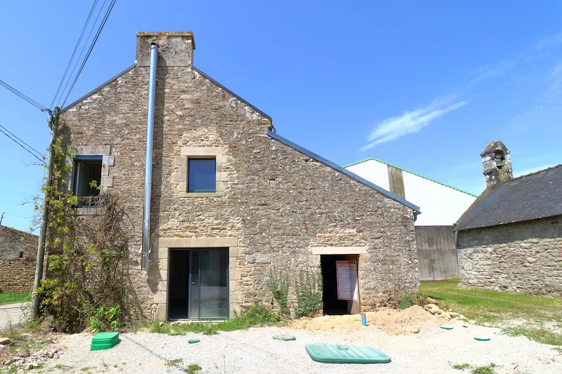 façade rénovée d'une maison en pierre à Plumergat