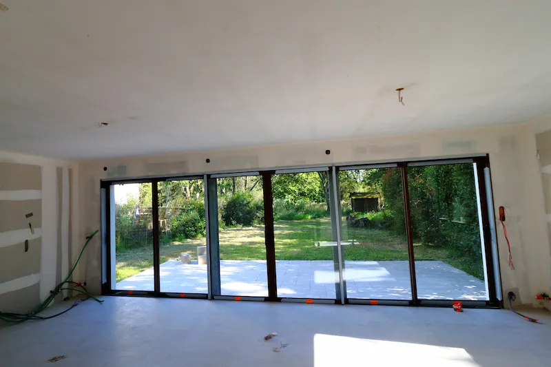 baie vitrée de 6,20 m de long à Ploemel