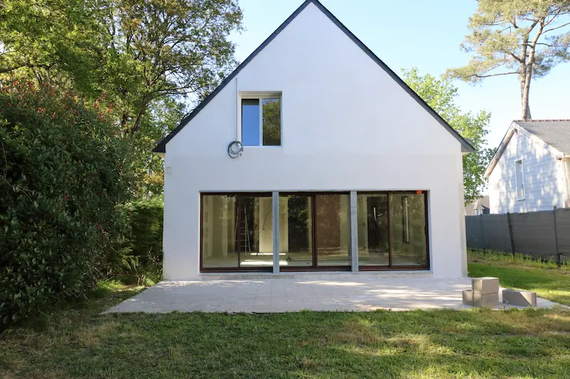 baie vitrée de 6,20 m de long du coté extérieur à Ploemel