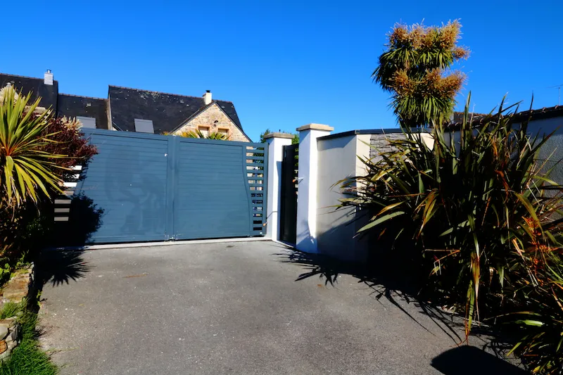 Piliers en béton avec portail battant en aluminium à Erdeven